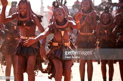 Himba Tribe Girls And Young Women Dancing Namibia Foto Stock Getty Images
