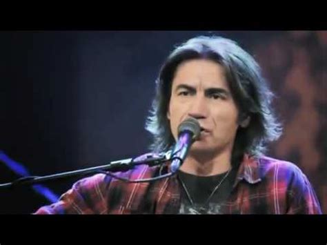 Ti sento nel mezzo di una strofa un pezzo che prima era loffio e adesso non lo è più io ti sento lo stomaco si chiude il resto se la ride appena arrivi tu. Ligabue - Ti Sento ( Live Quasi Acustico ) - YouTube