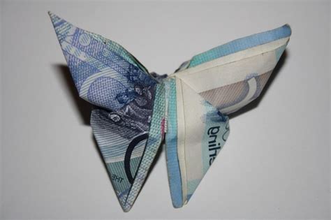 So falten sie geldscheine zu einem schmetterling. 4 einfache Schritte für Origami Geld Herz Falten - DIY ...