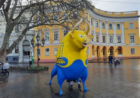 На Приморском бульваре появился красочный бык (ФОТО) - Одесса Vgorode.ua