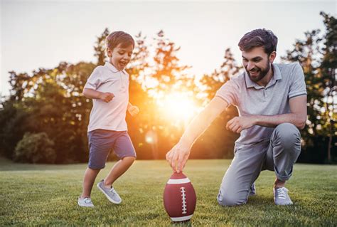 Ayah Dengan Anak Bermain Sepak Bola Amerika Foto Stok Unduh Gambar