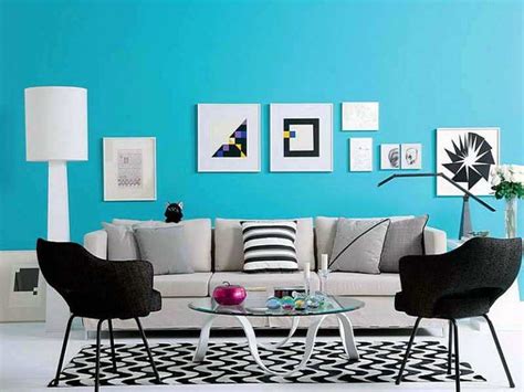 Warna birunya terfokus pada bagian tengah yang diaplikasikan pada sofa panjang dan dinding berwarna biru turquoise. Ruang Tamu Warna Turquoise | Desainrumahid.com