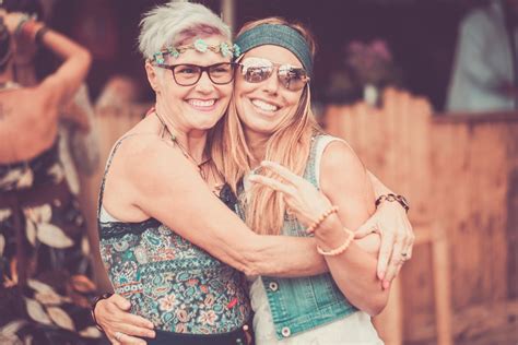 Older Friends 8 Reasons Why Everyone Should Have At Least One Age Gap