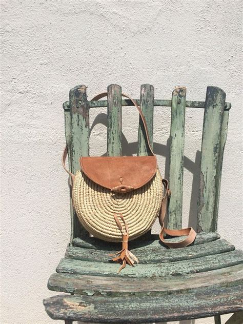 Ce sac à main rond offre un coloris qui dynamise nos tenues et un style à la fois classique et original à la forme ronde féminine. Sac rond en rotin paille, Sac rond bandoulière raphia,,sac ...