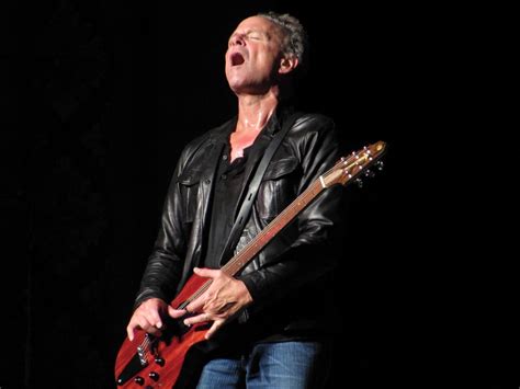 In part 1, lindsey talks about his picking style, and demo. The complete Lindsey Buckingham concert experience from ...