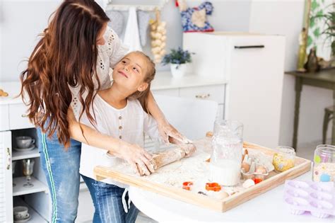 Madre Enseñando A Hija A Usar El Rodillo De Cocina Foto Gratis