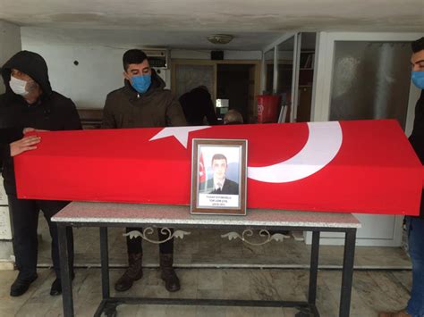 Konya'da dün akşam saatlerinde evlerine düzenlenen silahlı saldırıda hayatını kaybeden aynı aileden 7 kişi son yolculuğuna uğurlandı. Katledilen Uzman Onbaşı Eyüboğlu, Rize'de Toprağa Verildi ...