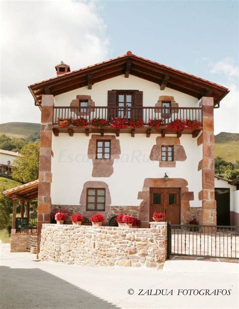 Las casas rurales en cataluña tienen una estructura similar en todo el territorio, con días plantas y una buhardilla. Fotos de Casa Rural Gananea - Casa rural en Azpilkueta ...