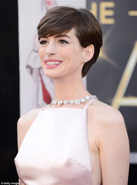 Anne Hathaway S Bust Line Sets Twitter On Fire As She Steals The