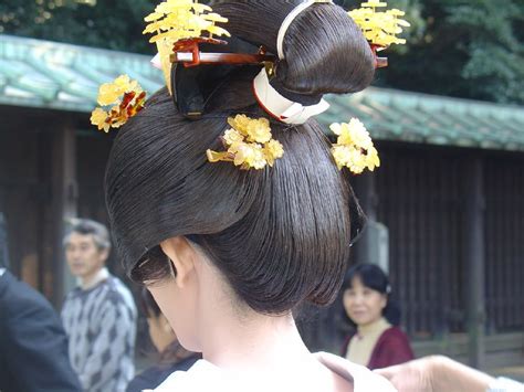 Finding a new hairstyle is a difficult task by itself, with all their different variations, forms and shapes it can be a very difficult thing to choose between one or. Traditional Japanese Wedding Hairstyles Picture | The Hairs