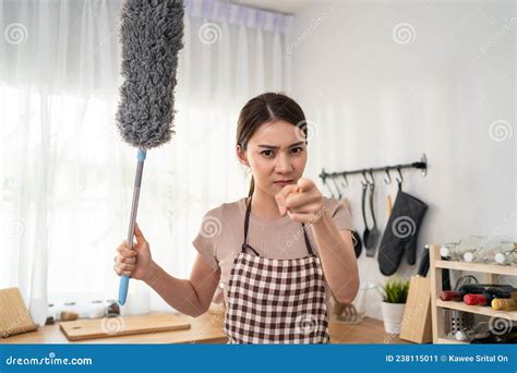 dona de casa asiática se sente zangada e precisa de ajuda para limpar a casa linda e atraente