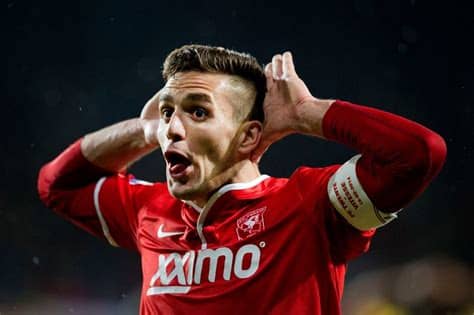 Promes verscheen zondagochtend niet op training, waarna iedereen zich bij de club vragen begon te stellen. Het verleden van Ten Hag, Ziyech, Promes en Tadic bij FC ...