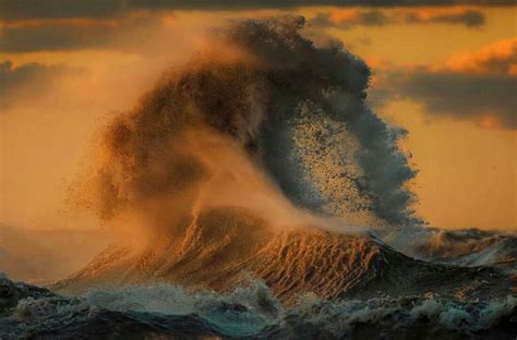 Photographer Captures The Magnificent Waves Of Lake Erie Demilked