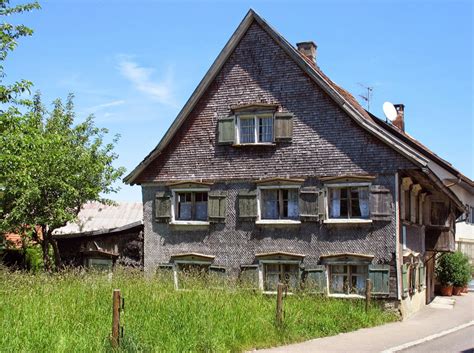 Grosses haus mit viel freiraum für individualisten und familien. Haus kaufen allgäu Klassisches zweistöckiges Haus ist alt ...