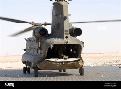 The Boeing Ch 47 Is A Versatile Twin Engine Tandon Rotor Heavy Lift