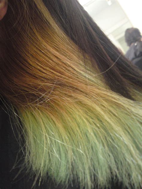 If, after bleaching, your hair shows some green shades, it's because the bleaching mixture didn't remove the underlying tones in your ashy blonde hair. Pretty Quirky Pants | Blue turned Green