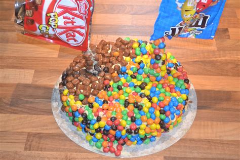 Die dekoration dieser torte gefällt mir besonders gut (obwohl die zutaten ziemlich freunde kuchen. M&M's Kitkat Torte | Kitkat torte