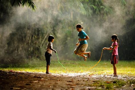 Permainan tradisional dalam kalangan rakyat malaysia semakin dipinggirkan oleh generasi muda. 10 Permainan Tradisi Yang Patut Dimainkan Semula Bersama Anak