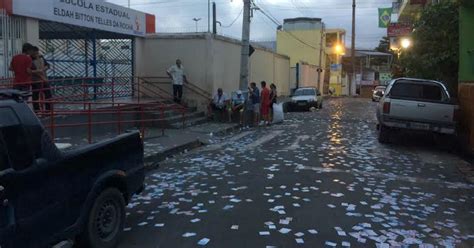 G1 Ruas De Manaus Amanhecem Sujas Com Santinhos De Candidatos Notícias Em Eleições 2014 No