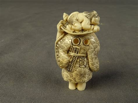 See more ideas about netsuke, decorative containers, sculptures. JAPON - Netsuke en ivoire à motif d'un personnage au singe ...