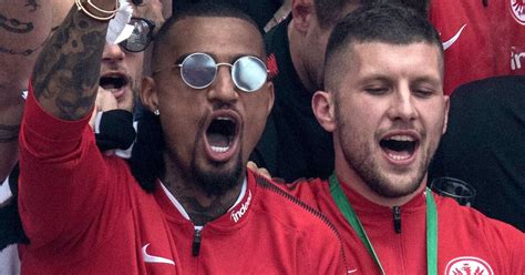— weihnachten ist das fest der feste! Polizei ermittelt gegen Kevin-Prince Boateng wegen brennendem Bengalo bei Pokal-Feier | GMX