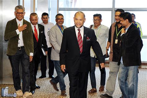 He was famously known as tok mat, mat setia and mat mr propaganda. TAN SRI MOHAMAD FUZI TERIMA DUA KUNJUNGAN HORMAT