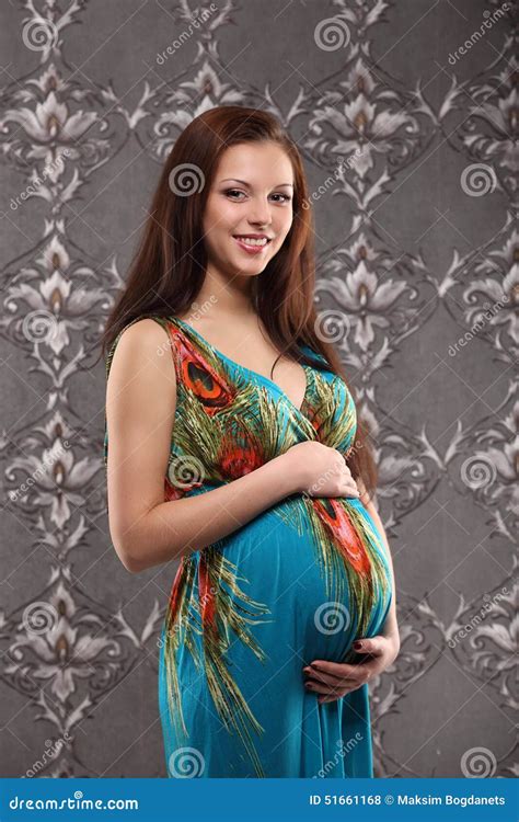 Mujer Embarazada Atractiva Y Elegante Hermosa Joven Foto De Archivo Imagen De Contraste Fondo