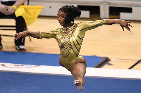 Nia Dennis Leads Ucla Gymnastics Past Byu Daily Breeze