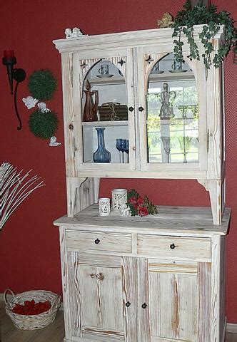 Ein alter schrank kann viele schäden aufweisen. Restaurierung: alte Möbel weiß lackieren & mit Schriftzug ...