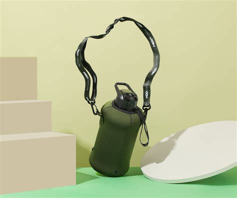 Jungle Green -Classic- H2O Capsule 2.2L Half Gallon Water Bottle with