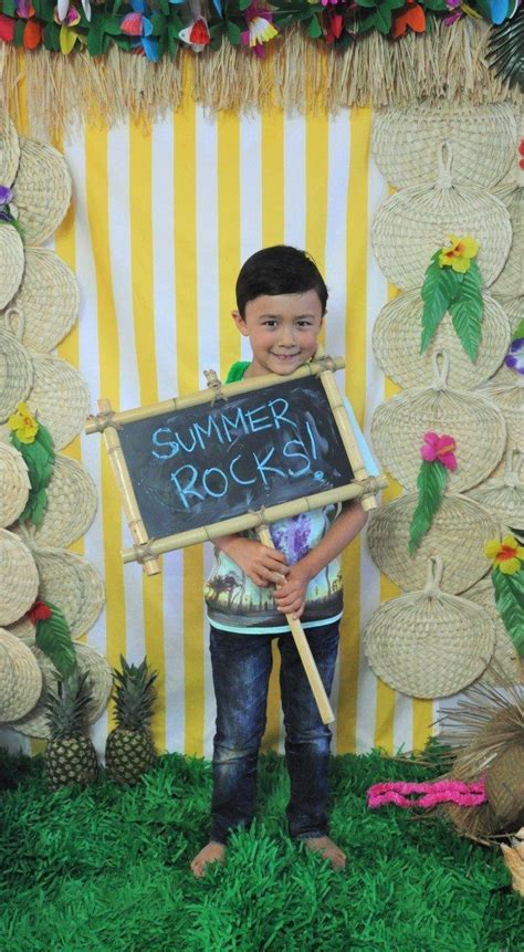 Easy And Fun Diy Photobooth For Your Tropical Party Diy Photo Booth