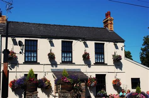 The rose inn is a traditional pub located in warrington, with a beer garden and hd screens. Interior, Rose Inn, Redwick - Picture of The Rose Inn ...