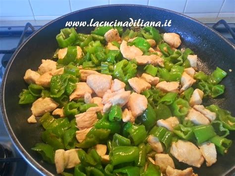 In questo caso, basta semplicemente lavarli sotto l'acqua corrente e procedere alla preparazione. Bocconcini di Pollo con Peperoni Friggitelli ~ La Cucina ...