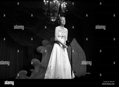 Gracie Fields 1930s Hi Res Stock Photography And Images Alamy