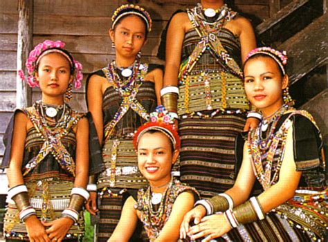 Kaum etnik ini menggunakan pelbagai bahasa dan dialek dengan pelbagai kebudayaan dan adat resam tradisional. KUDAT...SABAH: Baju tradisional suku kaum Rungus
