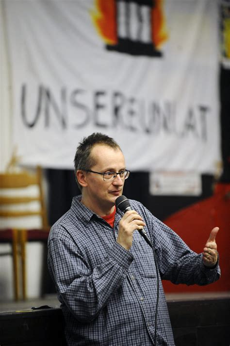 Chief coordinator bei radio fm4, moderator, autor und blogger zu den themen jugendkultur, demokratiepolitik, medienpolitik, musik und fußball. Martin Blumenau | © Martin Juen | #unibrennt | Flickr