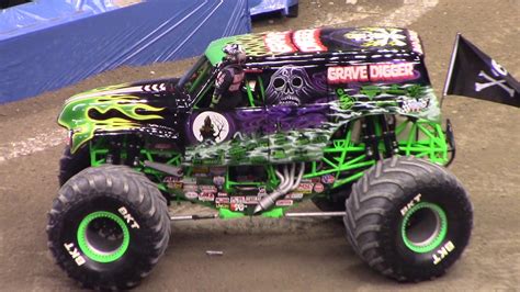 Grave Digger Monster Truck Doing Crazy Donuts Youtube