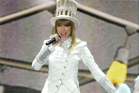 taylor swift opens 2013 grammys as the ringleader with ‘we are never ever getting back together