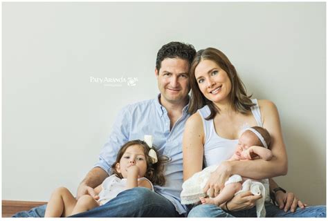 Familia Sentada Con Bebé En Brazos En León Gto Paty Aranda