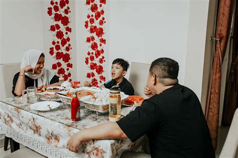 라마단을 위한 가족 무슬림 이타르 20 24세에 대한 스톡 사진 및 기타 이미지 20 24세 3 명 40 44세 istock