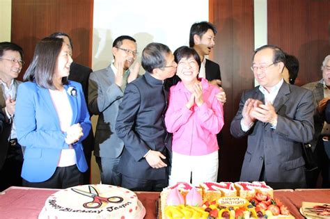Sep 29, 2020 · 結果民建聯成功爭取搞了一場記者會，表示民建聯會爭取公義。結果呢？公義從來沒有得到彰顯過，更加令香港墮入萬劫不復的境地。民建聯立法會議員李慧琼和周浩鼎已經將事件拋諸腦後，沒有再跟進潘曉穎案件了。所有與陳同佳相關的大小事宜，現在只有管. 民建聯賀生日 曾鈺成贈蔣麗芸香吻