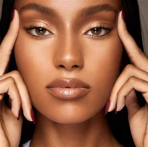beauty 𝐫𝐨𝐬𝐞𝐰𝐚𝐭𝐞𝐫𝐬 Brown skin makeup Dark skin makeup Skin makeup