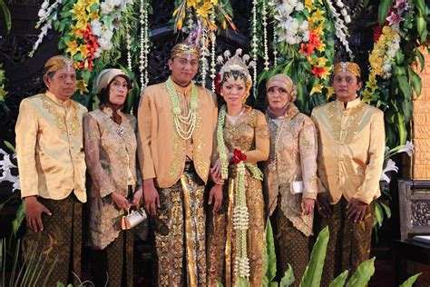 Mit seinen über 264 millionen einwohnern ist indonesien der viertbevölkerungsreichste staat der welt sowie der weltgrößte inselstaat. Love and Courtship in Indonesian Culture | Indonesian ...