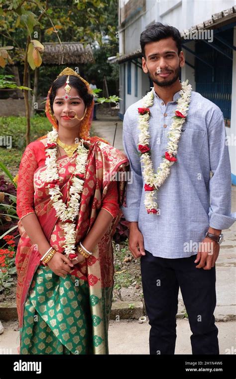 Newly Married Couple At Wedding In Kumrokhali West Bengal India Stock
