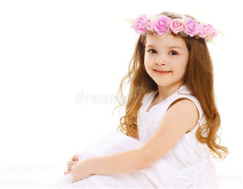 Piękna Mała Dziewczynka Z Wiankiem Kwiaty Dalej on Obraz Stock Obraz złożonej z śliczny