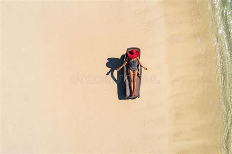 Ragazza Con Un Ombrello Variopinto Sulla Spiaggia Sabbiosa Fotografia Stock Immagine Di