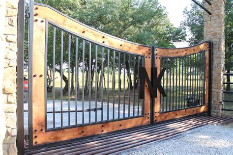 Swooping Iron And Wood Ranch Gate Aberdeen Gate