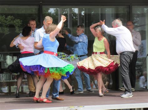 Beim Offenburger Square Dance Club Drehen Sich Die Petticoats Tanzen