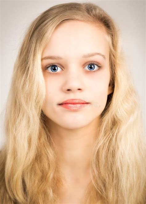 Belle Adolescente Blonde Regardant Dans Lappareil Photo Image Stock Image Du Collet Yeux