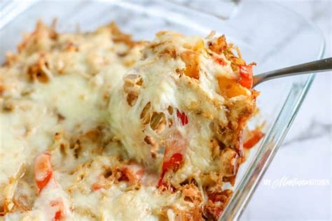 Thin strips of chicken, onions and peppers cooked with salsa and fajita seasoning and blended with a cheesy sauce for the perfect keto dinner recipe. Low Carb Chicken Fajita Casserole | Easy, Keto, THM